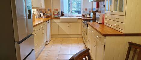 Cottage | Private kitchen | Fridge, dishwasher, electric kettle, toaster