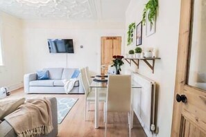 TV - Fantastic 4 Bedroom House (Portsmouth)