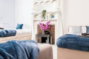 4 bedrooms, WiFi, bed sheets - Fantastic 4 Bedroom House (Portsmouth)