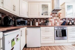 Kühlschrank, Mikrowelle, Herdplatte, Wasserkocher