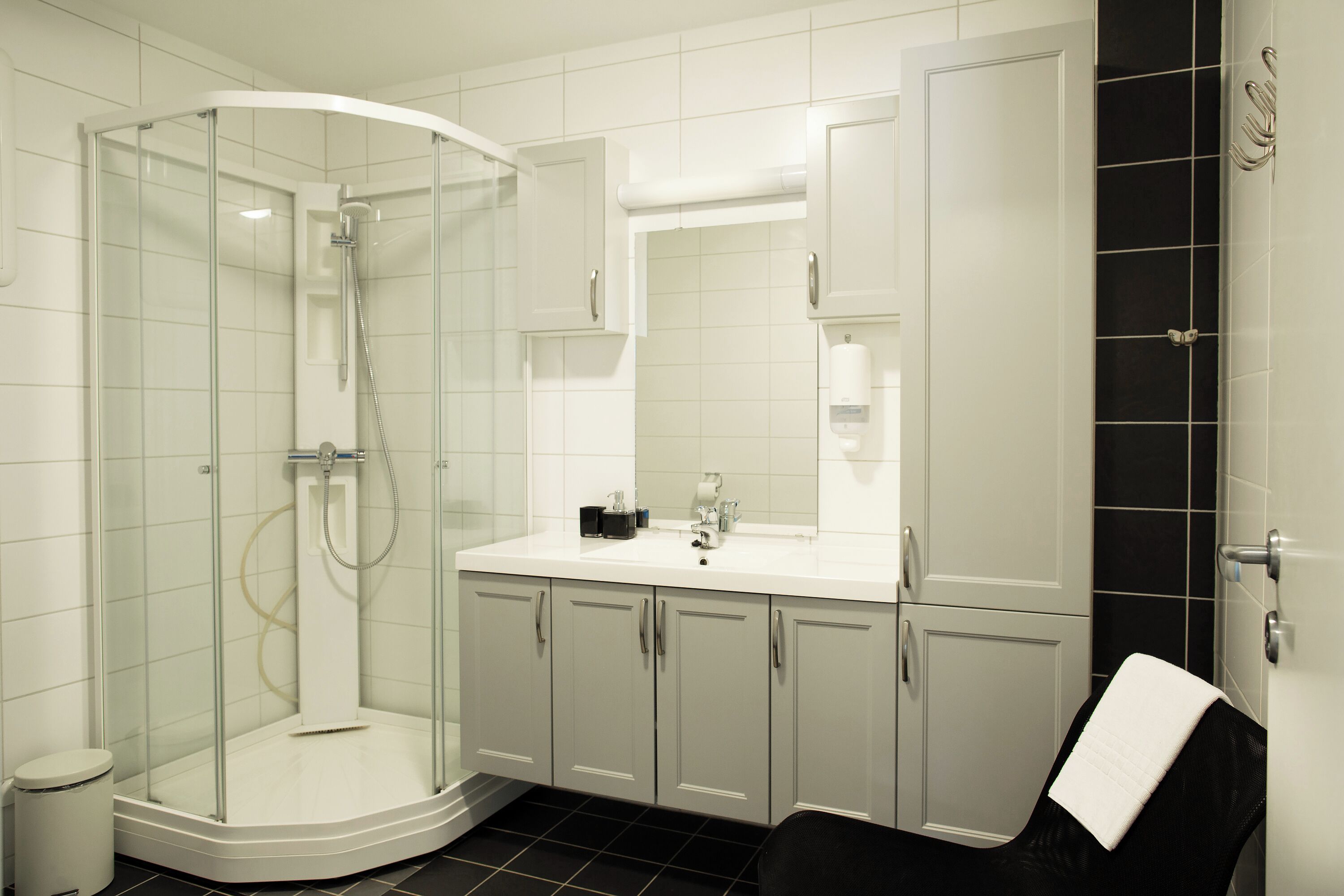 Apartment | Bathroom | Shower, free toiletries, hair dryer, towels