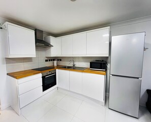 冰箱、微波炉、烤箱、炉灶