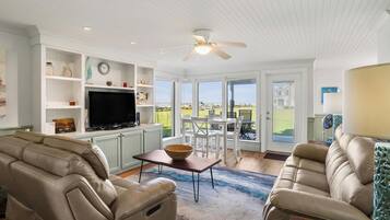 Leilighet, flere senger, terrasse, havutsikt (133 Captain John Fripp) | Oppholdsområde | En 42-tommers Flatskjerm-TV med digitale kanaler