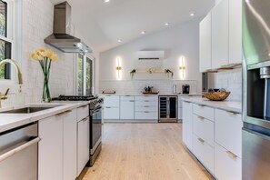 Mikrovågsugn, ugn, spishäll och diskmaskin