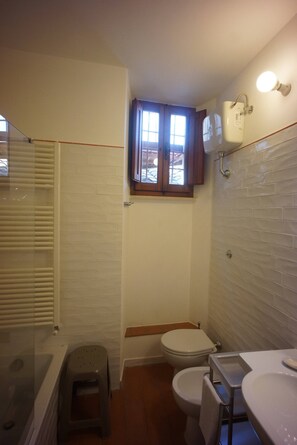 Apartamento, 2 quartos, vista para a cidade | Banheiro