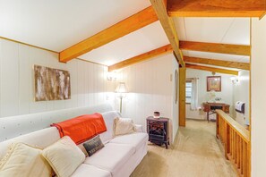 TV, fireplace - Community Perks! 'Mtn Serenity Retreat' in Newland (Newland)