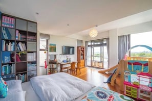 Cribs/infant beds