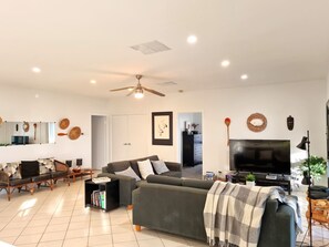 TV, DVD player, livros