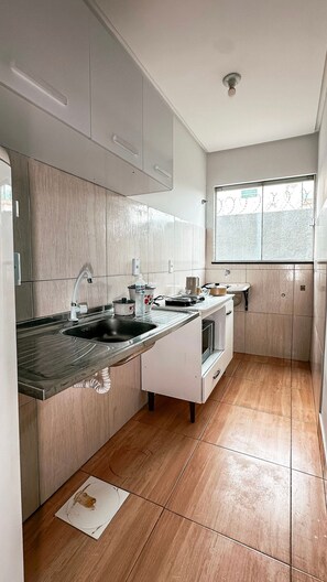 Appartement | Cuisine privée | Réfrigérateur grande capacité avec congélateur, four à micro-ondes