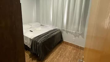 Apartment | Meja, ruang kerja komputer riba, Wi-fi percuma