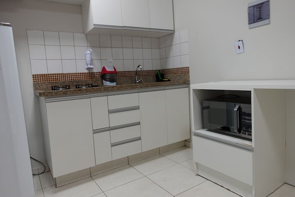 Departamento | Cocina privada | Refrigerador con congelador, microondas y parrilla de estufa 