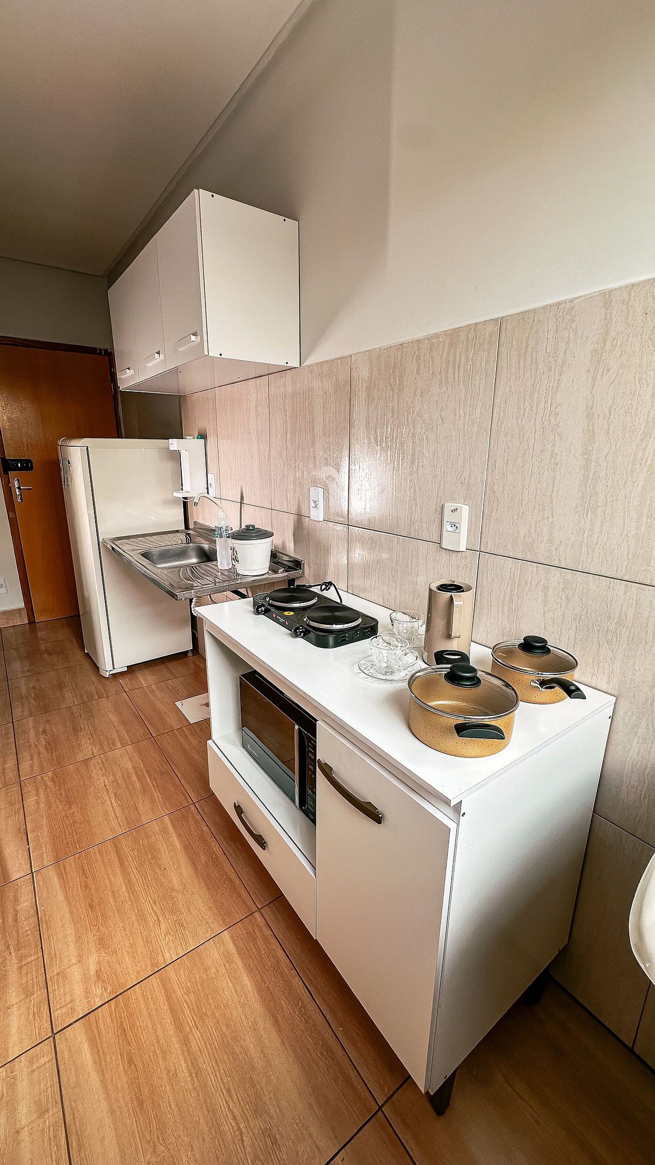 Departamento | Cocina privada | Refrigerador con congelador, microondas y parrilla de estufa 