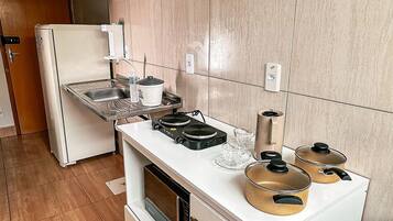 Apartament | Cuina privada | Frigorífic gran, microones i placa de cuina