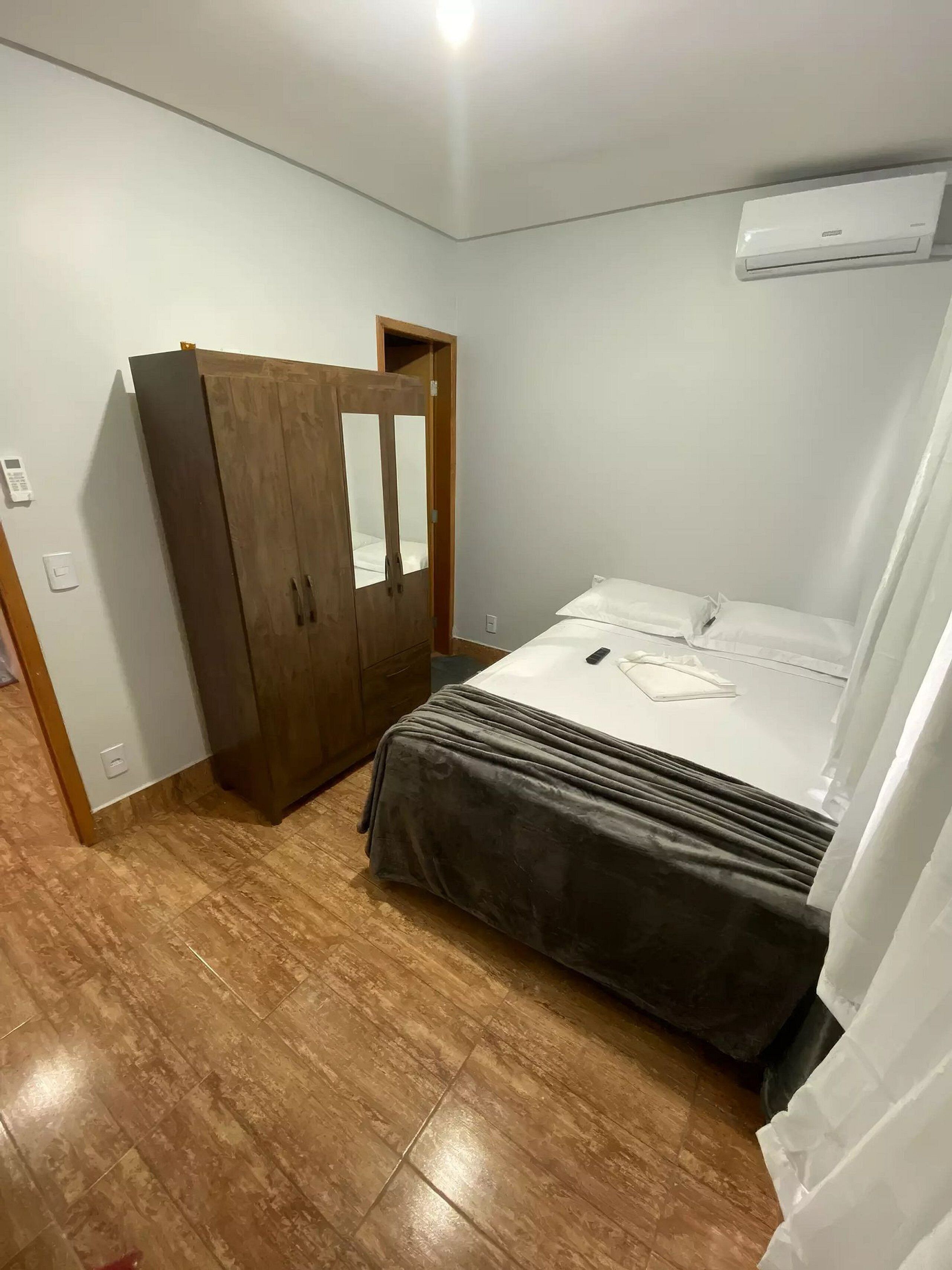 Schreibtisch, laptopgeeigneter Arbeitsplatz, kostenloses WLAN