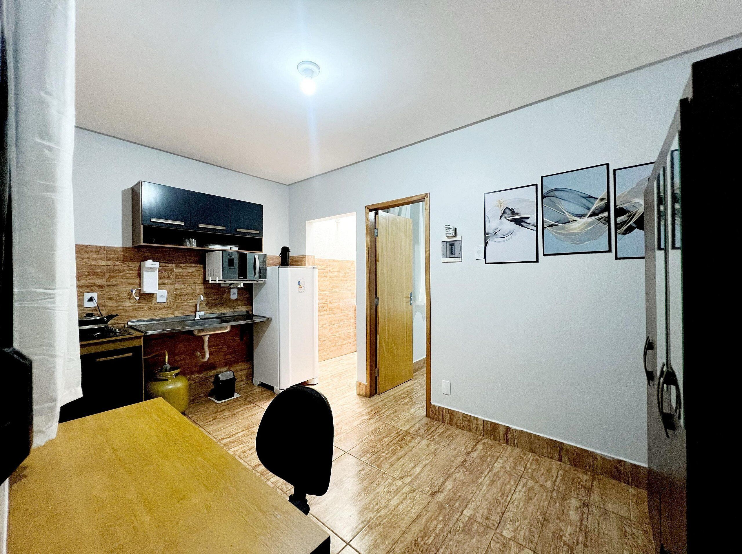 Apartamento | Cocina privada | Frigorífico grande, microondas y utensilios de cocina