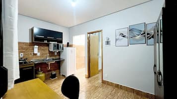Apartamento | Cocina privada | Frigorífico grande, microondas y utensilios de cocina