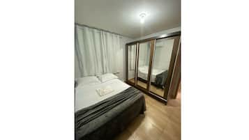 Apartament | 1 dormitori, escriptori i espai de treball apte per a portàtils