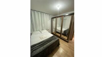 Apartament | 1 dormitori, escriptori i espai de treball apte per a portàtils