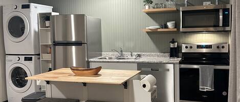 Kjøleskap, mikrobølgeovn, ovn og kokeplater