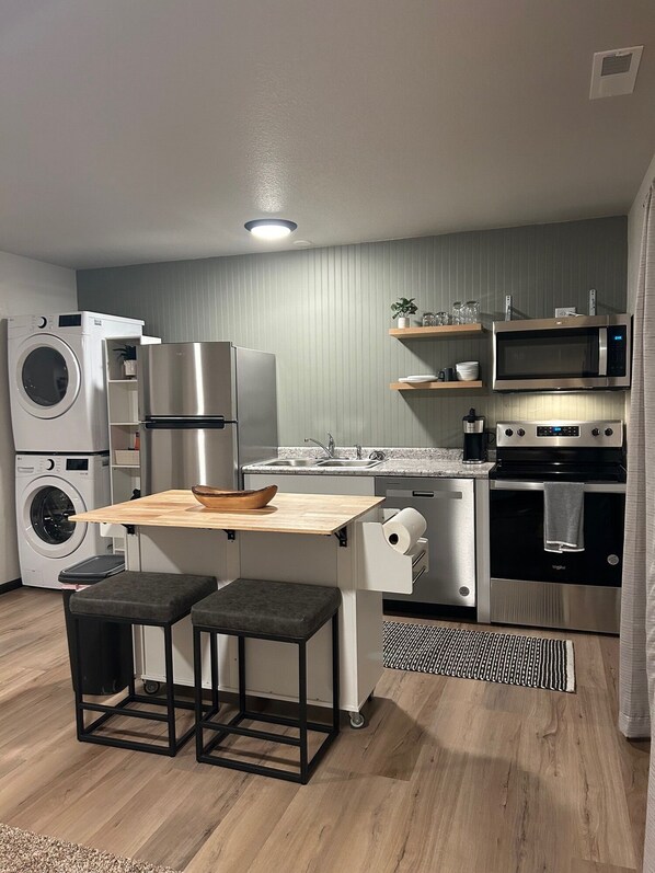 Refrigerador, microondas, horno y parrilla de estufa 