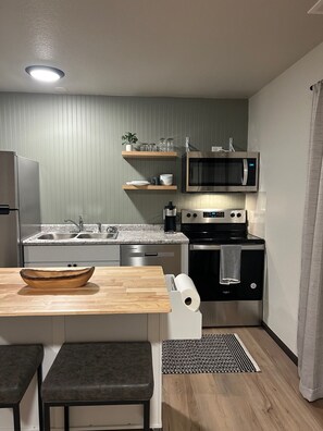 Refrigerador, microondas, horno y parrilla de estufa 