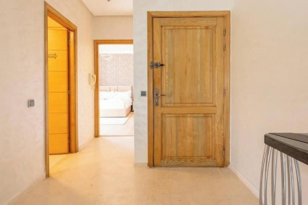 Ein Flur mit einer Holztür und einer gelben Tür.