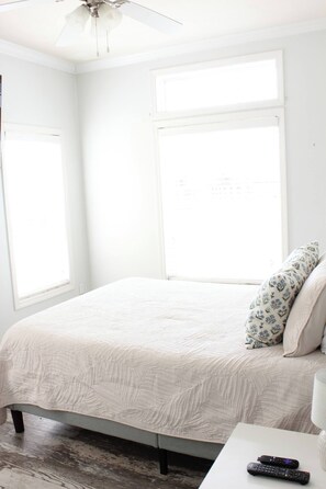 3 habitaciones, tabla de planchar con plancha y cuna de viaje 