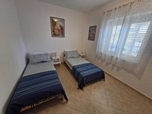 2 bedrooms, iron/ironing board, free WiFi, bed sheets - Spacious 2-Bed Apt in Calabria-with pool and AC, and 5 minutes walk to the beach (Caulonia Marina)