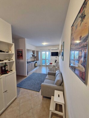 TV - Spacious 2-Bed Apt in Calabria-with pool and AC, and 5 minutes walk to the beach (Caulonia Marina)