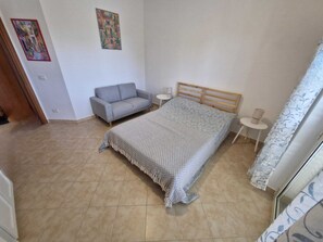 2 slaapkamers, een strijkplank/strijkijzer, gratis wifi, beddengoed