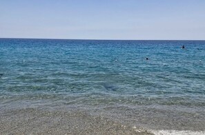 Beach - Spacious 2-Bed Apt in Calabria-with pool and AC, and 5 minutes walk to the beach (Caulonia Marina)