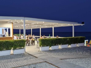 Outdoor dining - Spacious 2-Bed Apt in Calabria-with pool and AC, and 5 minutes walk to the beach (Caulonia Marina)