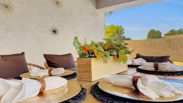 Casa, varias camas, acceso a la alberca, vista a la ciudad (Karsten Maricopa) | Restaurante al aire libre