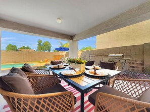 Hus - flere senge - adgang til pool - byudsigt (Karsten Maricopa) | Udendørs spisemuligheder