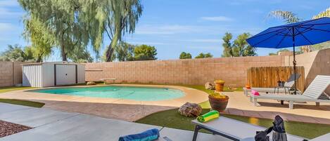 Una piscina al aire libre