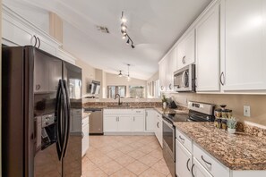 Rumah, Beberapa Tempat Tidur, akses ke kolam renang, pemandangan kota (136th Surprise) | Dapur pribadi | Mesin pembuat kopi/teh