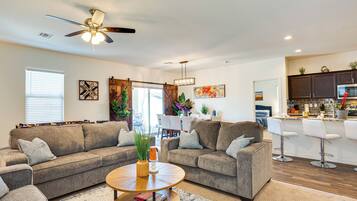 Rumah, Beberapa Tempat Tidur, hot tub, pemandangan kota (Capri Maricopa) | Area keluarga