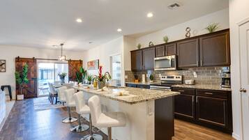 Nhà, nhiều giường, bồn tắm nước nóng, quang cảnh thành phố (Capri Maricopa) | Bếp riêng | Dụng cụ pha cà phê/trà