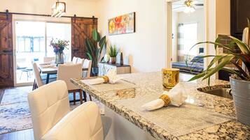 Rumah, Beberapa Tempat Tidur, hot tub, pemandangan kota (Capri Maricopa) | Tempat makan