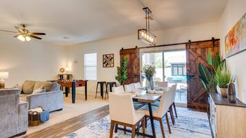 Nhà, nhiều giường, bồn tắm nước nóng, quang cảnh thành phố (Capri Maricopa) | Khu ăn uống