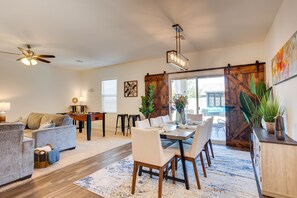 Ferienhaus, Mehrere Betten, Whirlpool, Stadtblick (Capri Maricopa) | Speisen