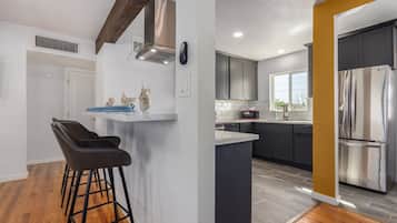 Rumah, 2 Tempat Tidur Queen, patio, pemandangan kota (14th Coronado Historic District) | Dapur pribadi | Mesin pembuat kopi/teh