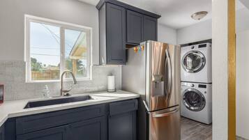 Rumah, 2 Tempat Tidur Queen, patio, pemandangan kota (14th Coronado Historic District) | Dapur pribadi | Mesin pembuat kopi/teh