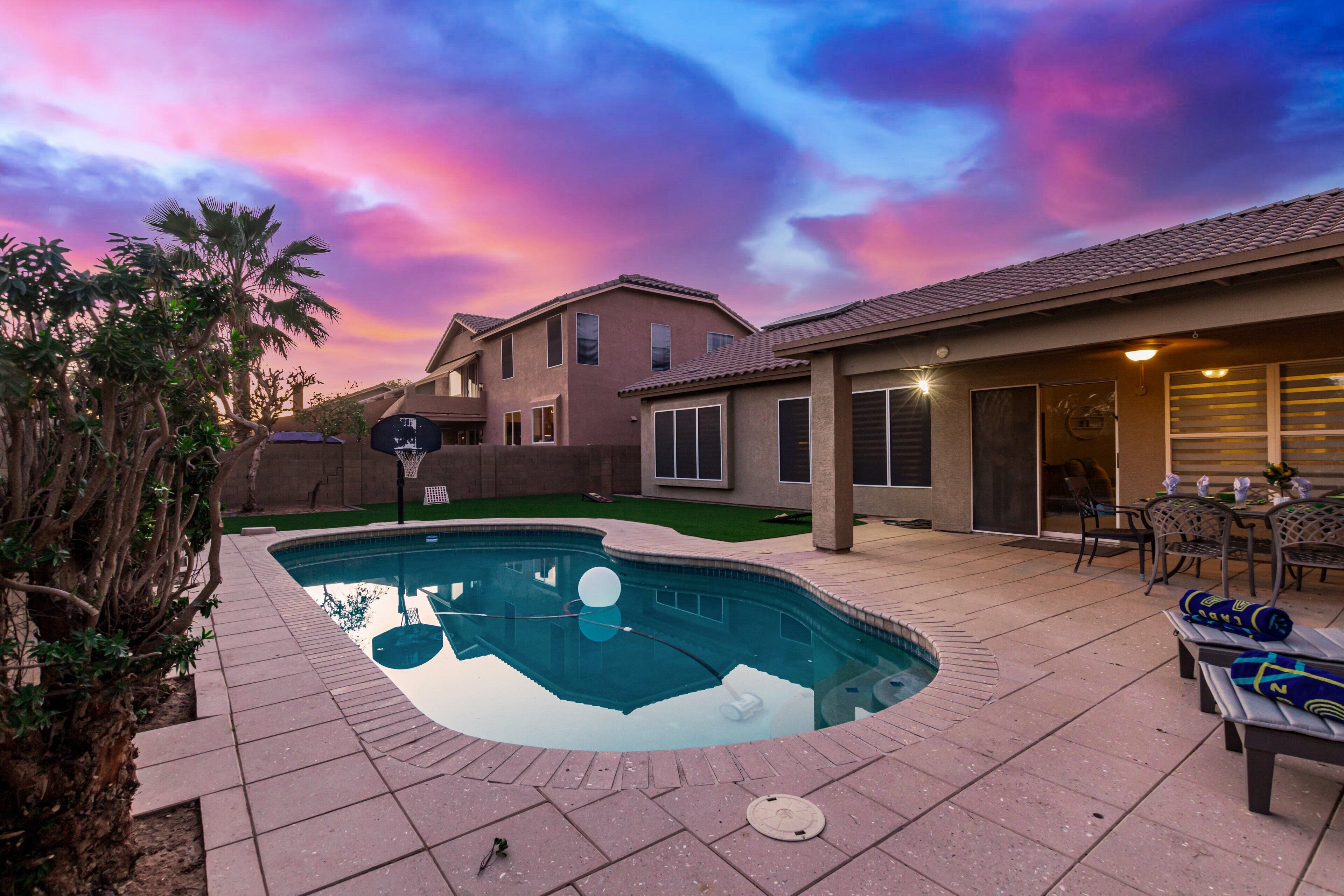 Una piscina al aire libre