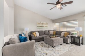 Maison, plusieurs lits, accès piscine, vue montagne (Baylor Gilbert) | Coin séjour | Station d'accueil MP3