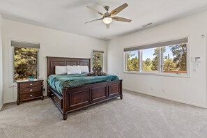 Hus, flere senger, spabadekar, fjellutsikt (Sinagua Heights Flagstaff) | 4 soverom, individuelt dekorert, individuelt innredet og sengetøy