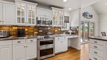 Nhà, nhiều giường, bồn tắm nước nóng, quang cảnh núi (Sinagua Heights Flagstaff) | Bếp riêng | Dụng cụ pha cà phê/trà