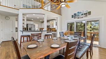 Nhà, nhiều giường, bồn tắm nước nóng, quang cảnh núi (Sinagua Heights Flagstaff) | Khu ăn uống