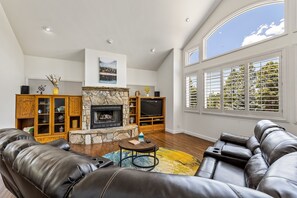 Hus, flere senger, spabadekar, fjellutsikt (Sinagua Heights Flagstaff) | Oppholdsområde | Peis