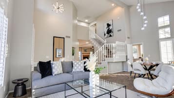 Casa, varias camas, acceso a la alberca, vista a la ciudad (73rd Glendale) | Área de sala de estar | Chimenea